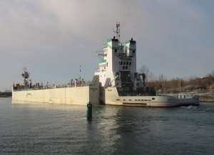 barge Innovation and tug Samuel de Champlain at guard gate upbnd (3)